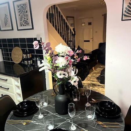 Beautiful House Off-Road Free Parking Villa Farnworth ภายนอก รูปภาพ