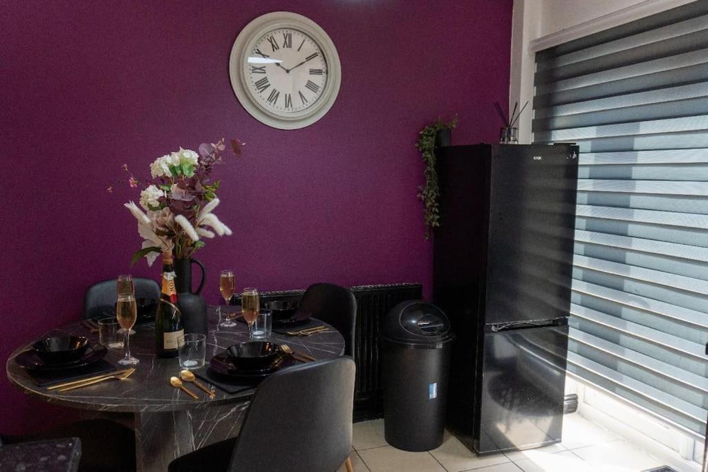 Beautiful House Off-Road Free Parking Villa Farnworth ภายนอก รูปภาพ