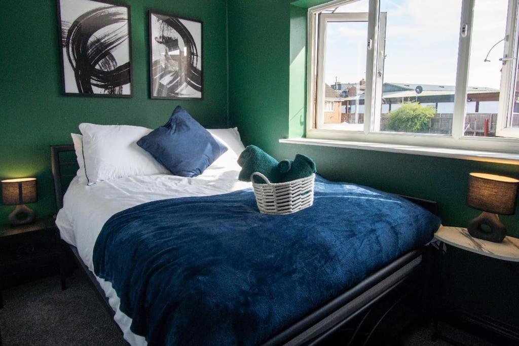 Beautiful House Off-Road Free Parking Villa Farnworth ภายนอก รูปภาพ