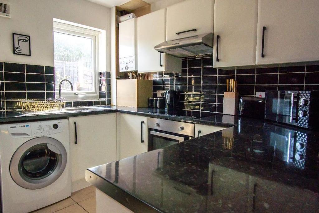 Beautiful House Off-Road Free Parking Villa Farnworth ภายนอก รูปภาพ