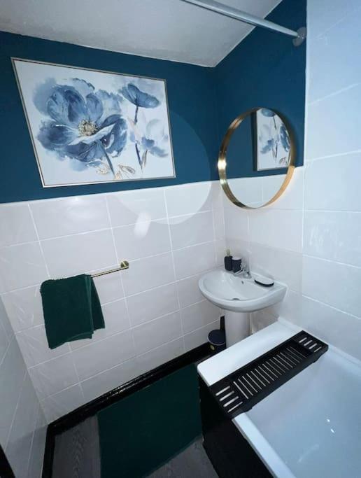 Beautiful House Off-Road Free Parking Villa Farnworth ภายนอก รูปภาพ