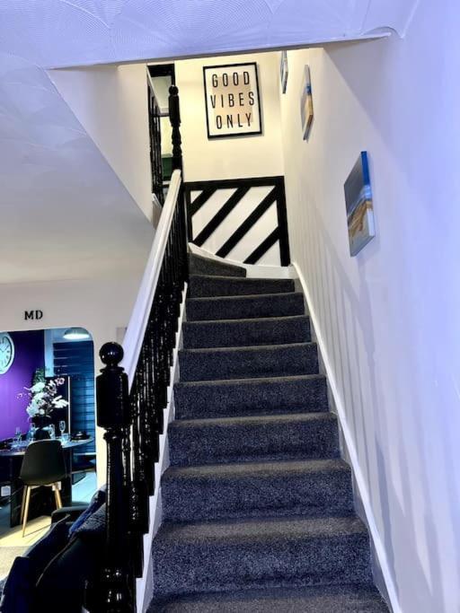 Beautiful House Off-Road Free Parking Villa Farnworth ภายนอก รูปภาพ