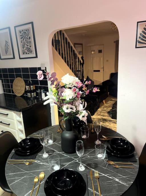 Beautiful House Off-Road Free Parking Villa Farnworth ภายนอก รูปภาพ